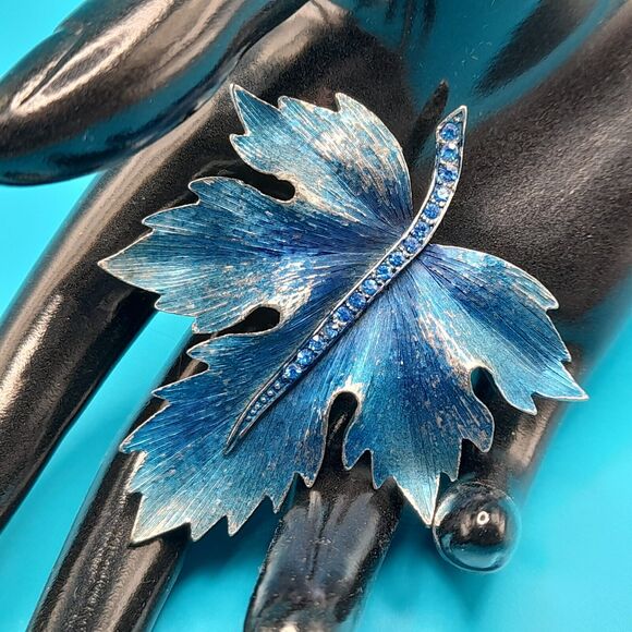Vintage Blue Oak Leaf Silver Tone Brooch Pin with Blue Rhinestone Accents 1970s - Picture 6 of 8